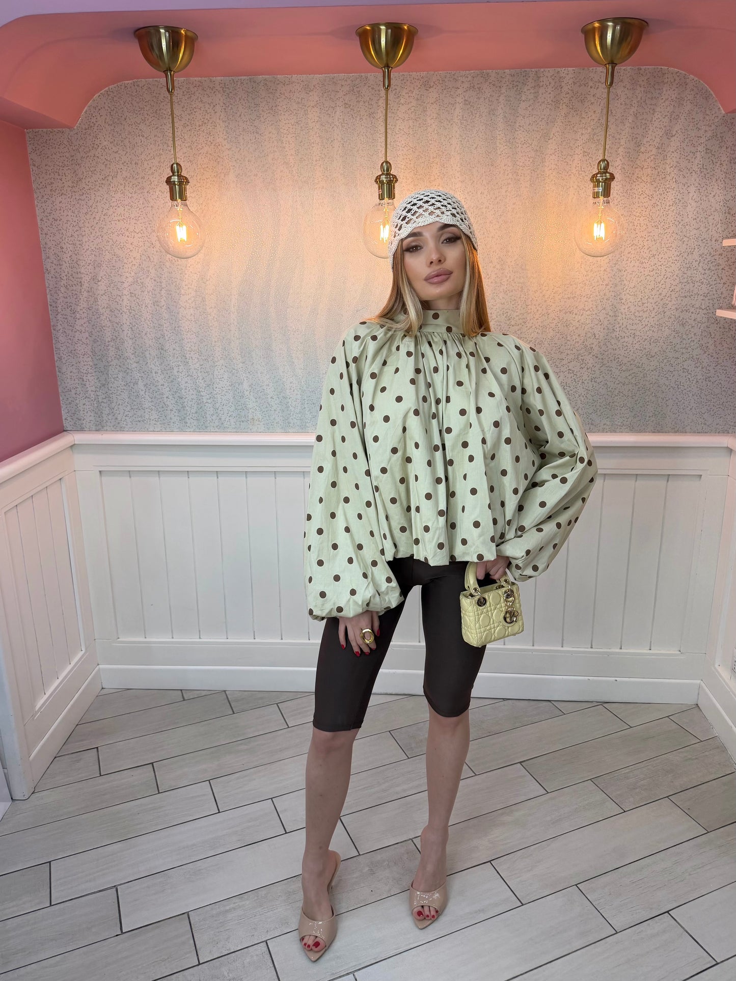 CAMICIA POIS APERTA DIETRO BEIGE E MARRONE