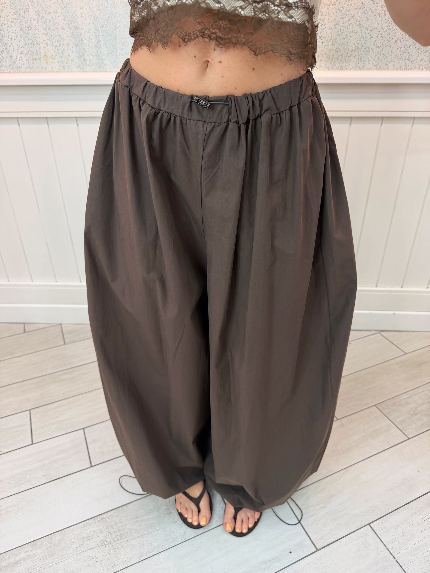 PANTALONE AMPIO MARRONE JUSTWEST
