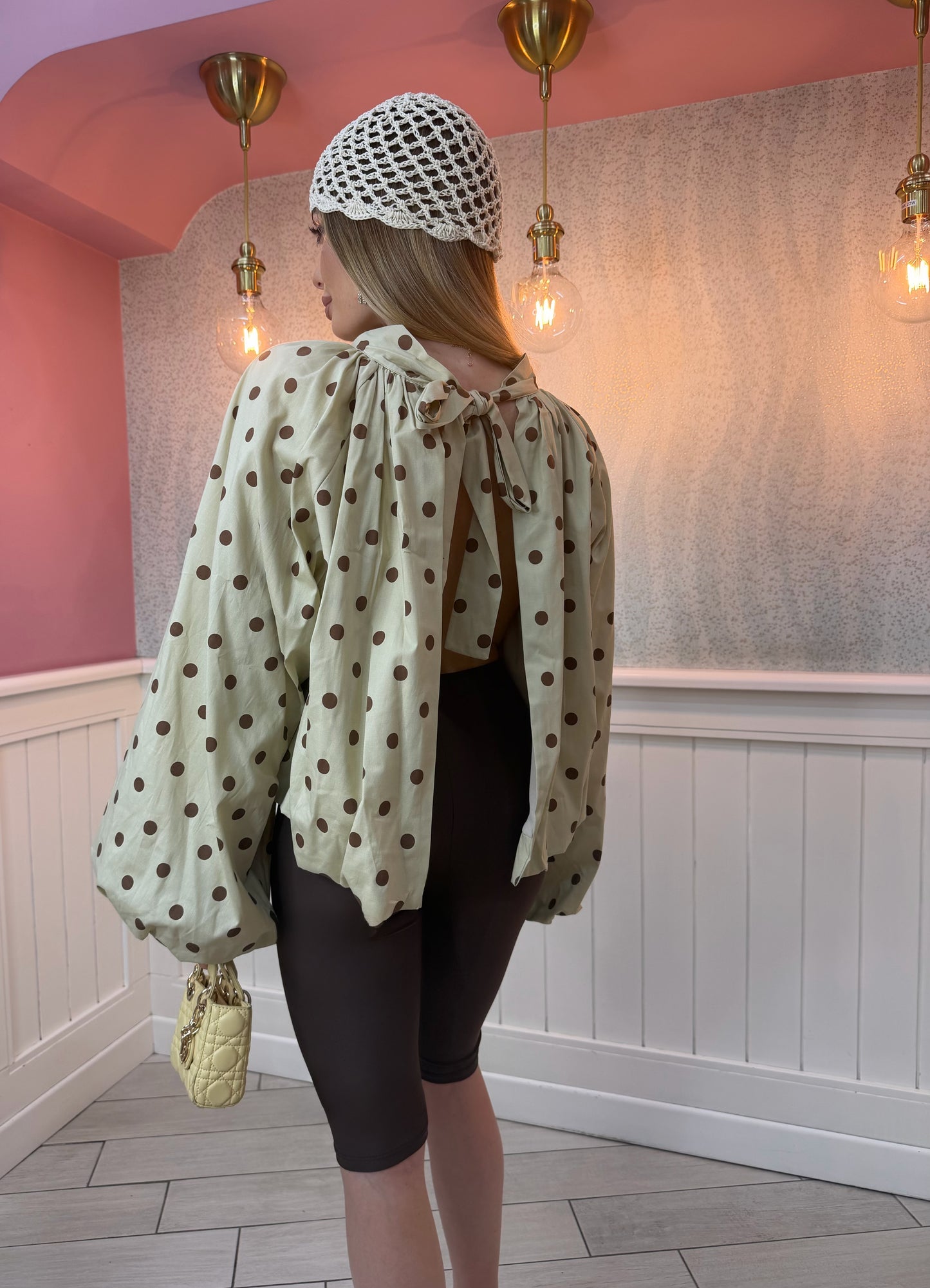 CAMICIA POIS APERTA DIETRO BEIGE E MARRONE